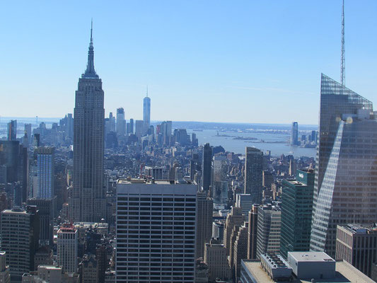 Blick von Top of the Rocks Richtung Empire State Building (Mitte) und dem One World Trade Center (Rechts im Hintergrund)