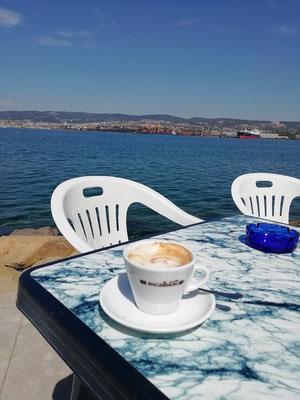 Bei einem Cappuccino das Meer schon mal im Blick 