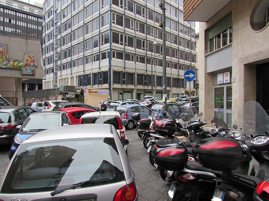 Verkehrsgewimmel im Innenstadtbereich, hier geht erst mal nichts mehr. In Neapel und auch in anderen Städten Italiens setzt man daher auf Zweiradmobilität