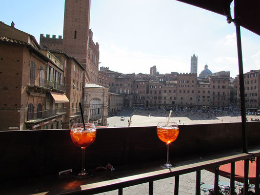 Geheimtipp.....oder auch nicht. an den Seiten des Piazza del Campo sind Bars, die unter anderem im ersten Stock die Möglichkeit bieten auf kleinen Balkonen mit herrlichem Ausblick den Drink zu genießen