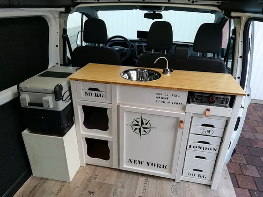 Küchenblock mit links angeordneter Kühlbox