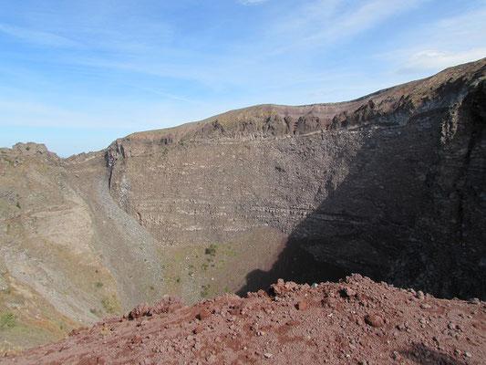 Der Krater des Vesuvs. An den Innenwänden sieht man die Linien im Fels, auf welcher Höhe einst das Lava gestanden ist