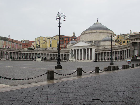 Hauptplatz in Neapel (Piazza del Plebiscito, 25.000m2), sehr weitläufig. Hier grenzt der Königspalast, Die Oper, die Galeria Umberto und weitere historische Gebäude an. 