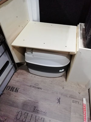 Die Toilette passt längs unter den Sitz