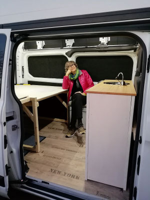 Zwischen Bett und Küchenbereich liegt das Esszimmer und der Sanitärbereich. In diesem Bild noch nicht in der Endfassung