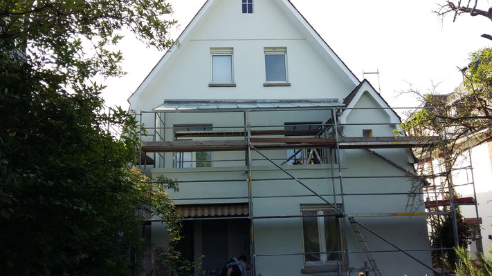 Balkonüberdachung aus VSG/TVG mit matter Folie