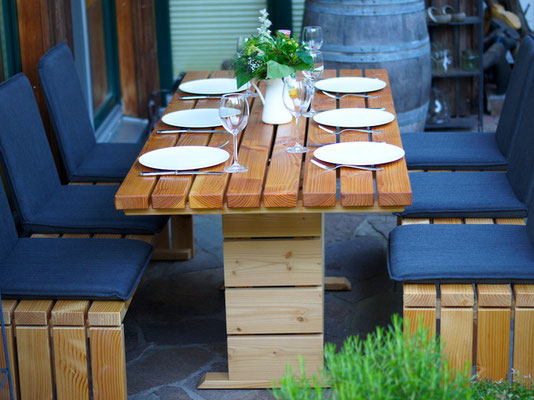 Gartentisch / Esstisch für 6-8 Personen, Oberfläche: Natur Geölt, mit Sitzschalen als Ersatz für Rückenlehne