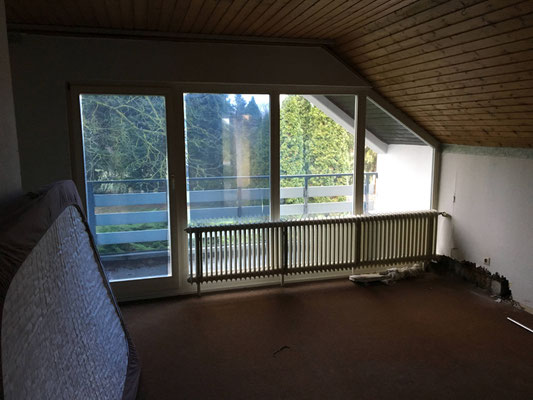 Schlafzimmer vorher mit Teppichbelag