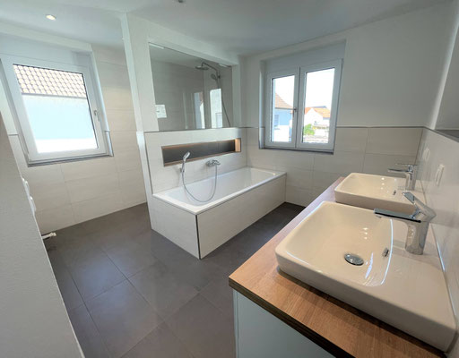 nach der Sanierung wurde aus dem Arbeitszimmer ein geräumiges Badezimmer