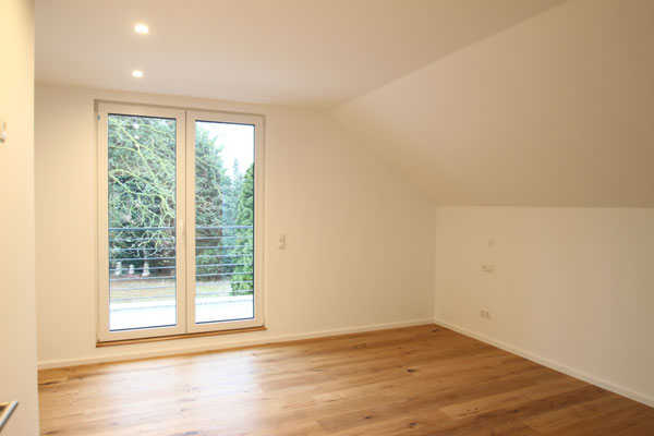 Schlafzimmer nach der Sanierung mit Parkett