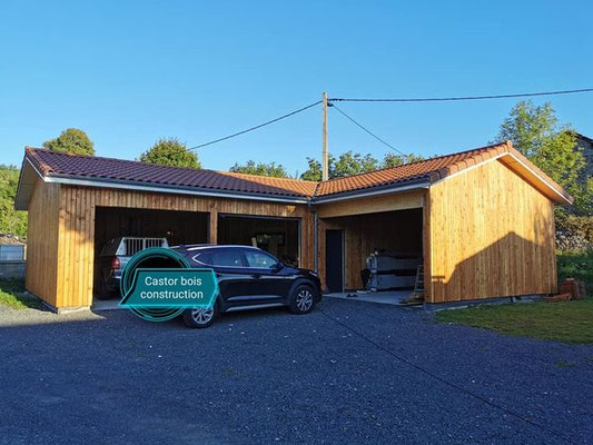 Garage en ossature ; habillage en lames mélèze de pays ( MAZAYES 63)