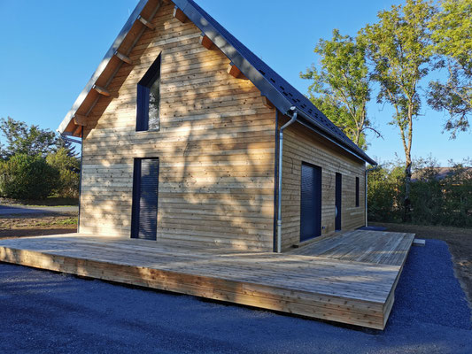 Maison ossature bois sur mesure  habillage mélèze de Sibérie ( petit Chambois 63)