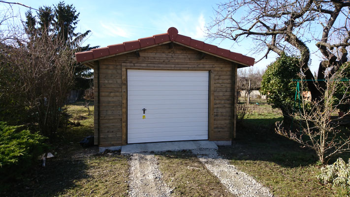 Garage Roger 19 m² madriers 44 mm traité gris, portes sectionnelles isolées , fenêtres et portes d’entrée avec double vitrage (3/6/3)