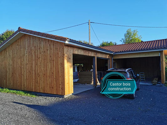 Garage en ossature ; habillage en lames mélèze de pays ( MAZAYES 63)