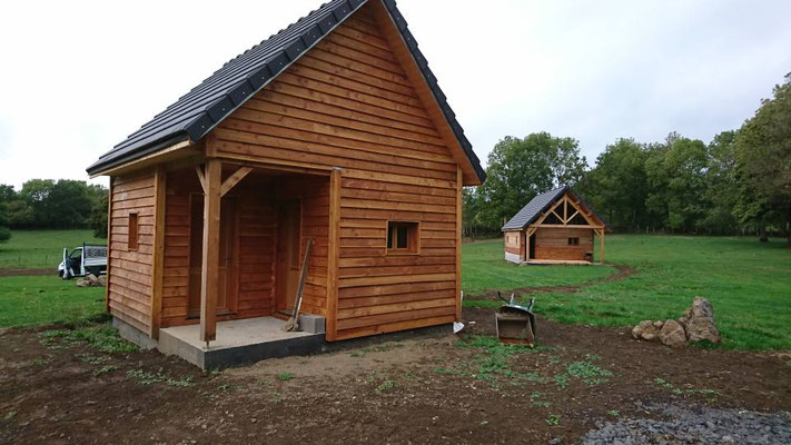 Bardage en planches Douglas, posées en recouvrement. Application d'un saturateur naturel, aspect légèrement brillant.