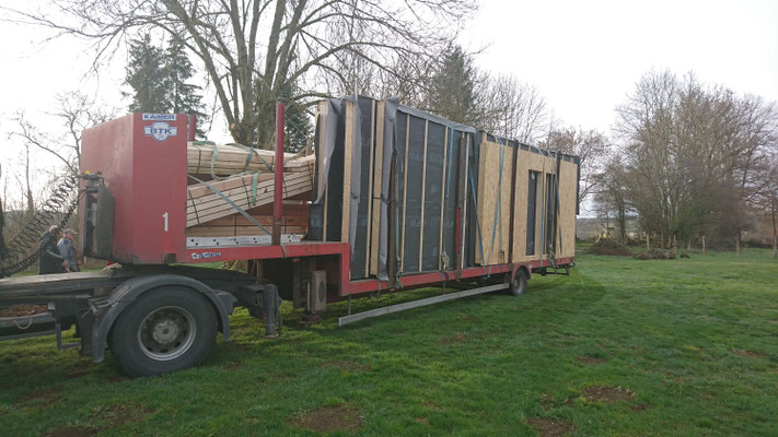 Livraison du kit ossature +kit charpente sur terrain accessible en semi remorque