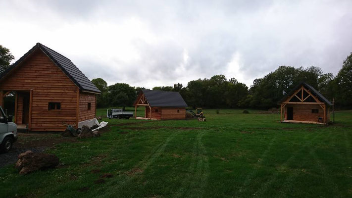 Bardage en planches Douglas, posées en recouvrement. Application d'un saturateur naturel, aspect légèrement brillant.