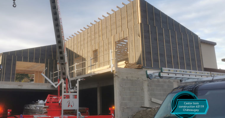 Maison ossature bois sur mesure  en cours de montage ( ROMAGNAT 63)