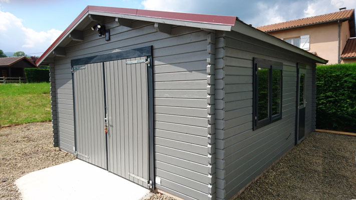 Garage roger 19 m² madriers 44mm, double porte en bois , fenêtres  portes d’entrée  double vitrage ( 3/6/3) - (Peinture réalisée par le client)