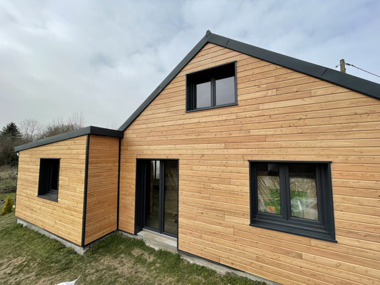 Maison ossature bois habillage en bardage mélèze de pays ( Ceyssat 63)