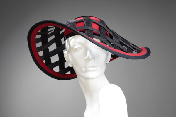 Hut Design Anja Kaninck / Damenhut · Sommerhut · Derbyhut · headpiece  / extravagant · durchbrochen · elegant / rot · schwarz / Hamburg