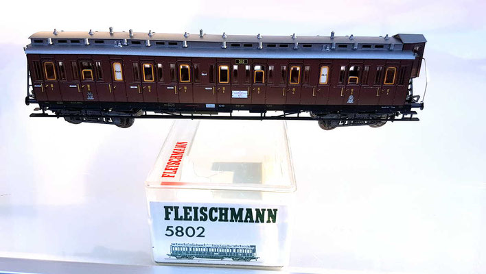 Personenwagen mit original Fleischmann Verpackung.
