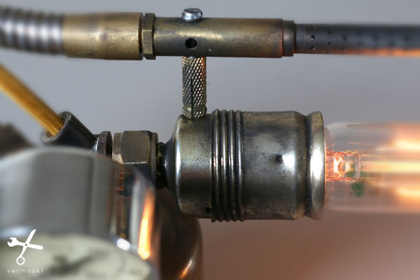 Vermaakt: steampunk flamethrower lamp