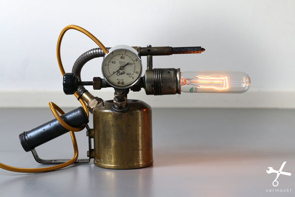 Vermaakt: steampunk flamethrower lamp