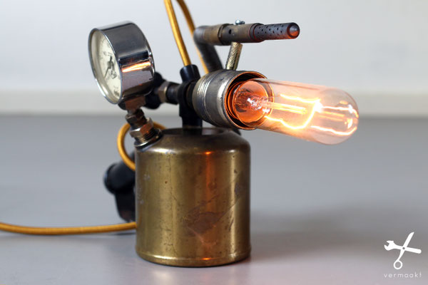 Vermaakt: steampunk flamethrower lamp