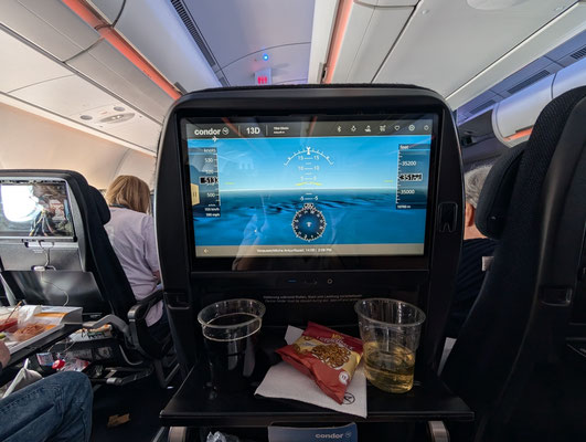 Praktische Ablagefläche vor dem Bildschirm in der Condor Premium Economy