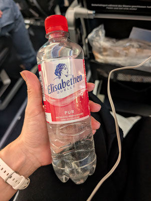 Wasserflasche am Platz in der Condor Premium Economy