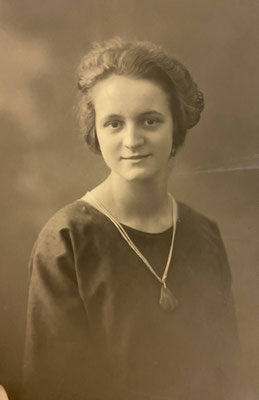 Meine Oma väterlicherseits in jungen Jahren, ich kannte sie nur als verbitterte alte Frau. Wie schön sie hier ist.