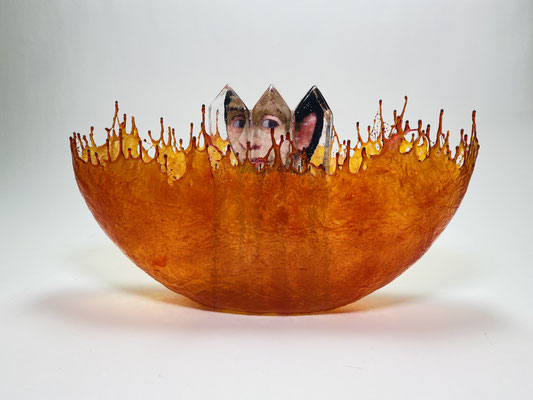 Die ARCHE LUUUMA Lichtarche ist in unterschiedlichen Orange-Rot-Tönen, passend zur Gesichtsfarbe.