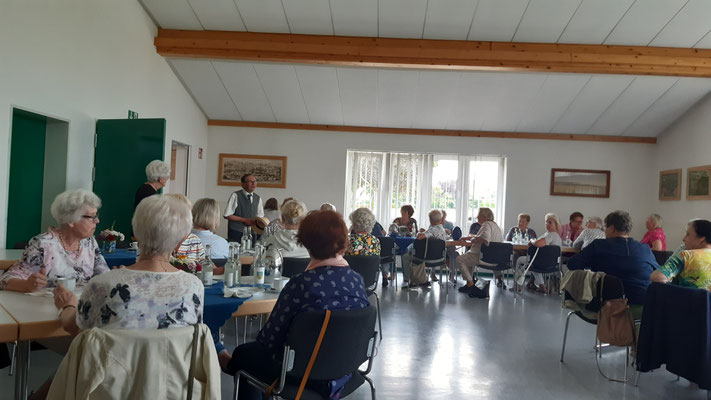 Kaffeetrinken im Dorfgemeinschaftshaus