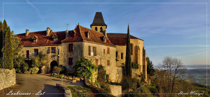 On aperçoit l'église de Loubressac 