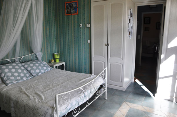 La chambre qui donne sur la salle de bain puis sur la chambre principale