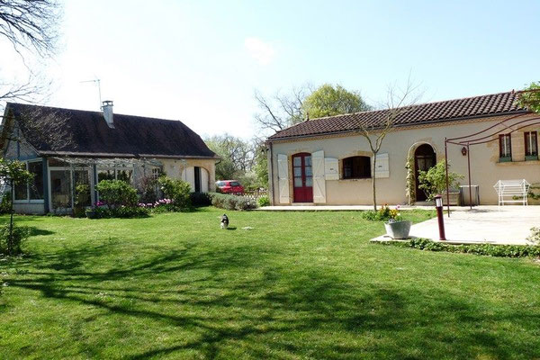Le jardin, la maison à droite et le gîte à gauche
