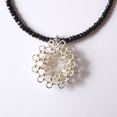 Anhänger rund, zwei Schichten, Silber, schwarze Spinellkette