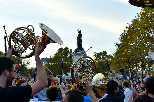 Orchestre debout, Place de la République