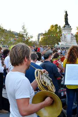Orchestre debout, Place de la République