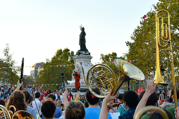 Orchestre debout, Place de la République