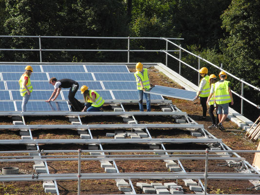 Schüler/innen beim Bau des Solardaches auf dem Oberstufenzentrum DeLu, Derendingen- 2013