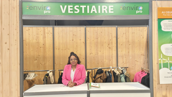 Hôtesse d'accueil au vestiaire au salon enviropro de Angers