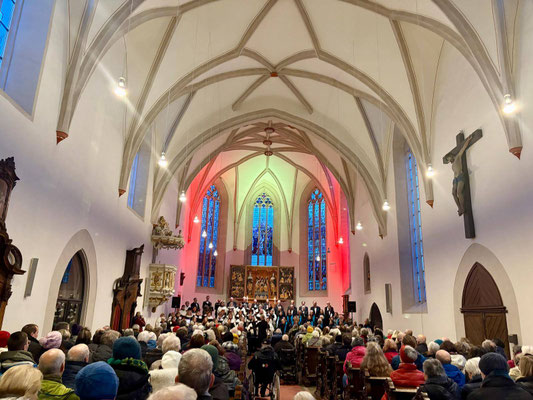 Gut gefüllte Wigbertikirche zum Adventskonzert
