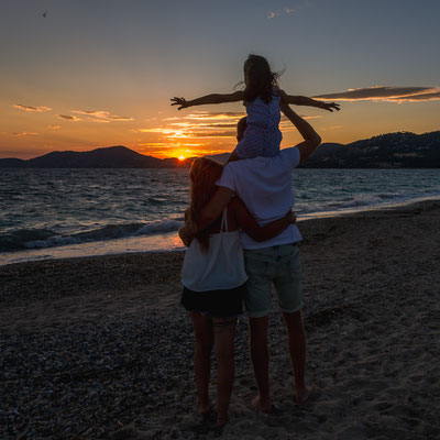 Photo de famille au coucher du soleil