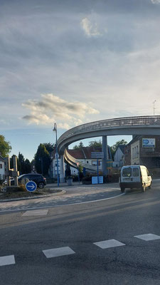 Fußgängerbrücke - fast schon ein Designelement
