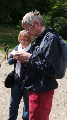 Rallye pédestre : Michèle et Pascal en pleine réflexion !