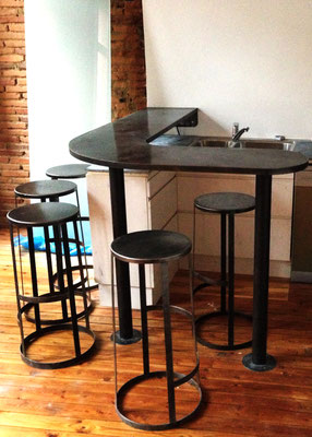 Bar et tabourets tout metal