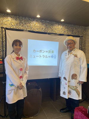 スクリーンで講演会