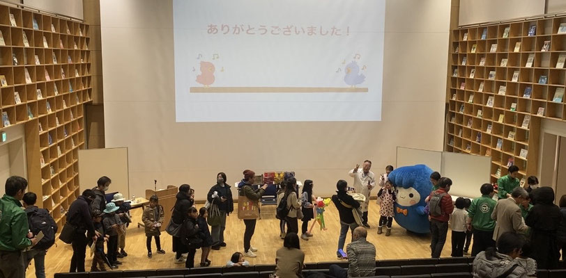 列に並んでもらい、写真撮影しました